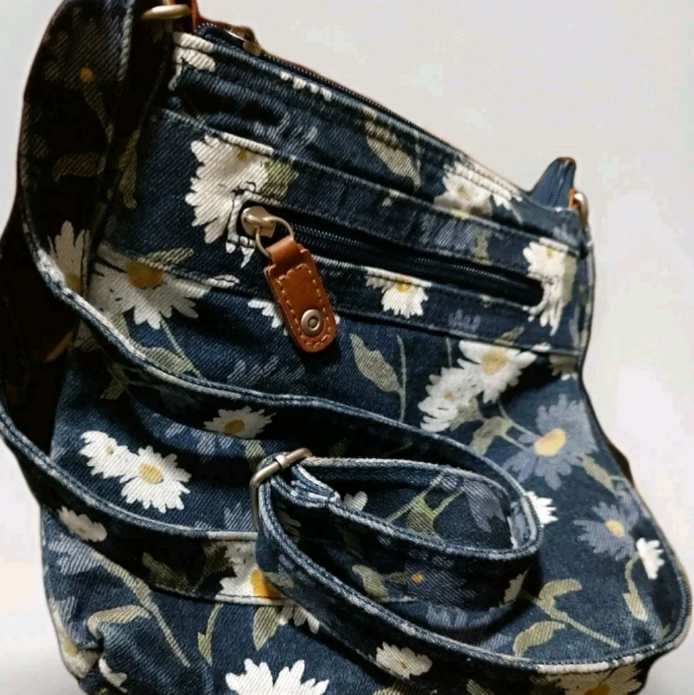 Medium Denim Floral Zip Up Crossbody Purse Made In China Leather Zip Tab NWOT